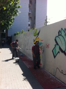 Operaris municipals preparant la paret per a la Mostra de Grafittis