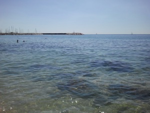 Imatge de l'aigua a la platja de Premià de Mar aquest matí