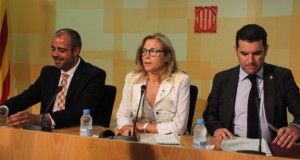 La vicepresidenta del Govern, Joana Ortega, amb Miquel Buch i Xavier Amor, representants de les entitats municipalistes.
