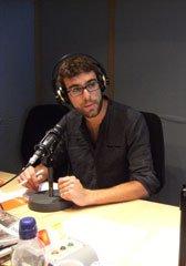 Joan Ribet als estudis de Ràdio Premià de Mar.