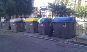 Els contenidors d'escombraries  ubicats al carrer Eixample