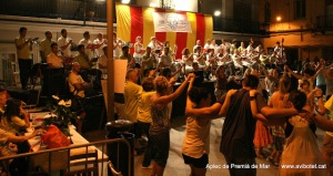 Una ballada de sardanes a la plaça de l'Ajuntament. Foto: Avi Bolet 