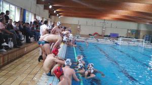 Els jugadors del CN Premià durant un temps mort a la piscina municipal.