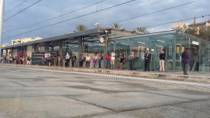 Viatgers esperant a l'estació de Premià de Mar