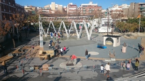 Imatge d'aquest matí dels preparatius del Pessebre Vinent a la plaça dels Països Catalans. 